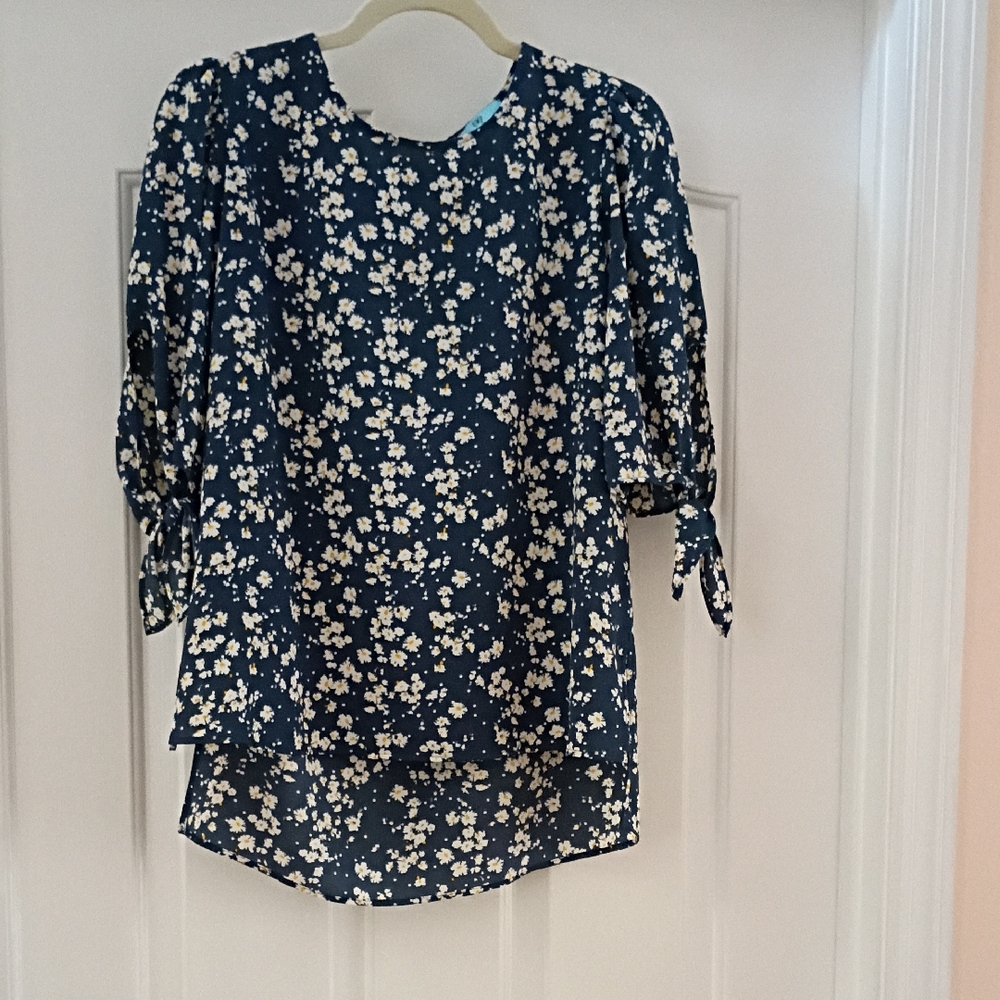 Cece Floral Print Women's Top - Navy and White
